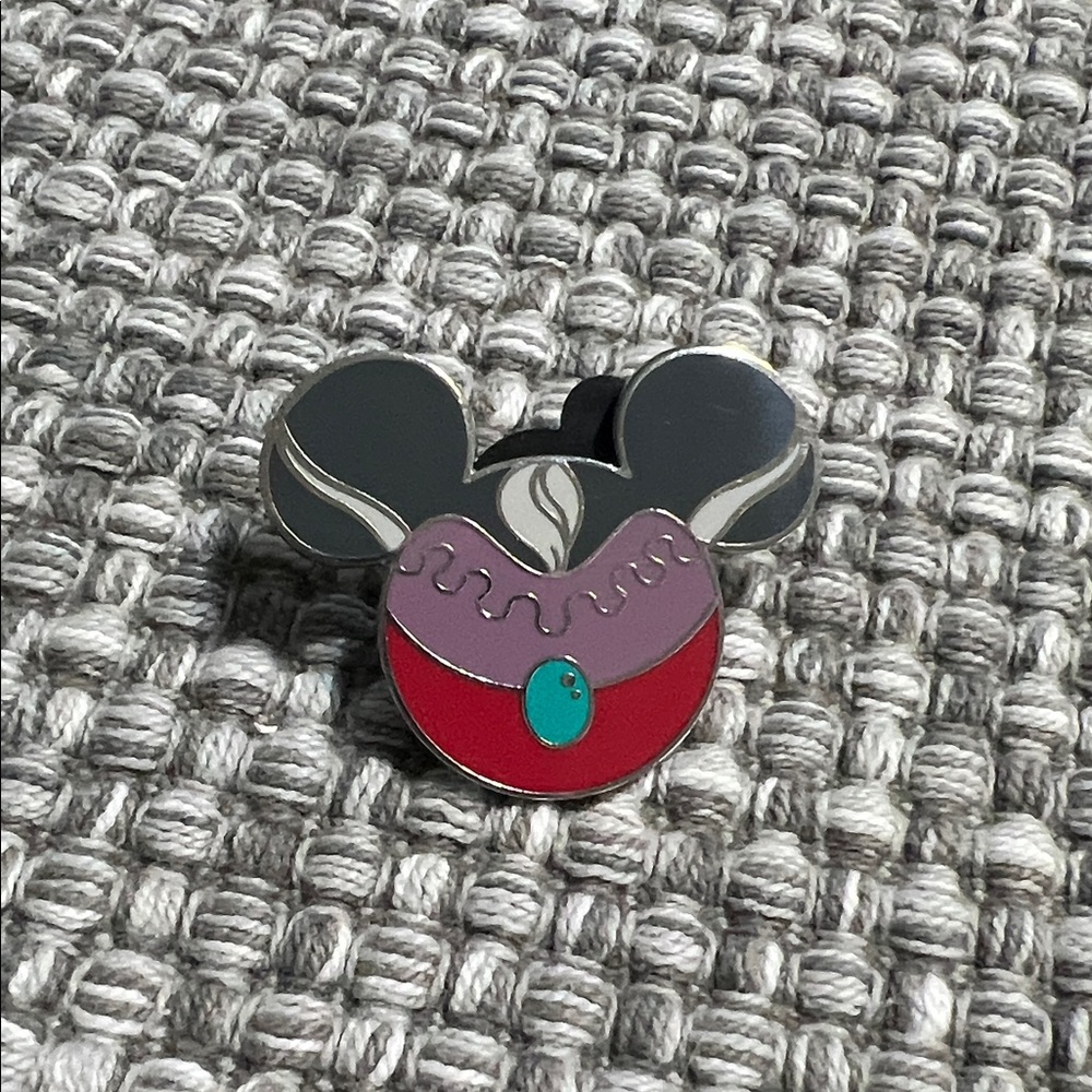 Disney Mickey icon villains mystery pin, Lady Tremaine